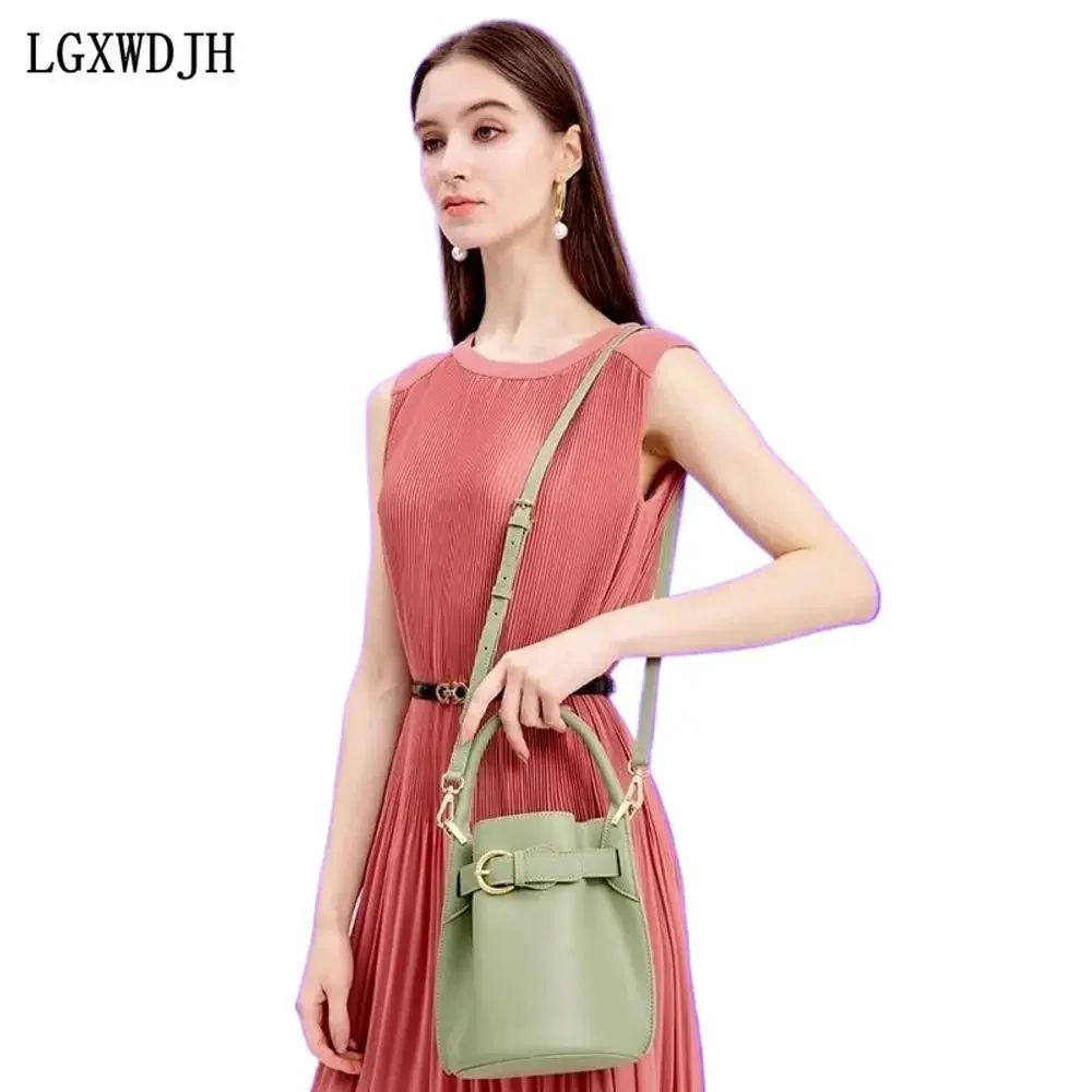 Women's Drawstring High-grade Sense Bucket Shoulder bag Fashion real cowhide the tote bag New all-match crossbody bags for women
Women's Drawstring High-grade Sense Bucket Shoulder bag Fashion real cowhide the tote bag New all-match crossbody bags for women