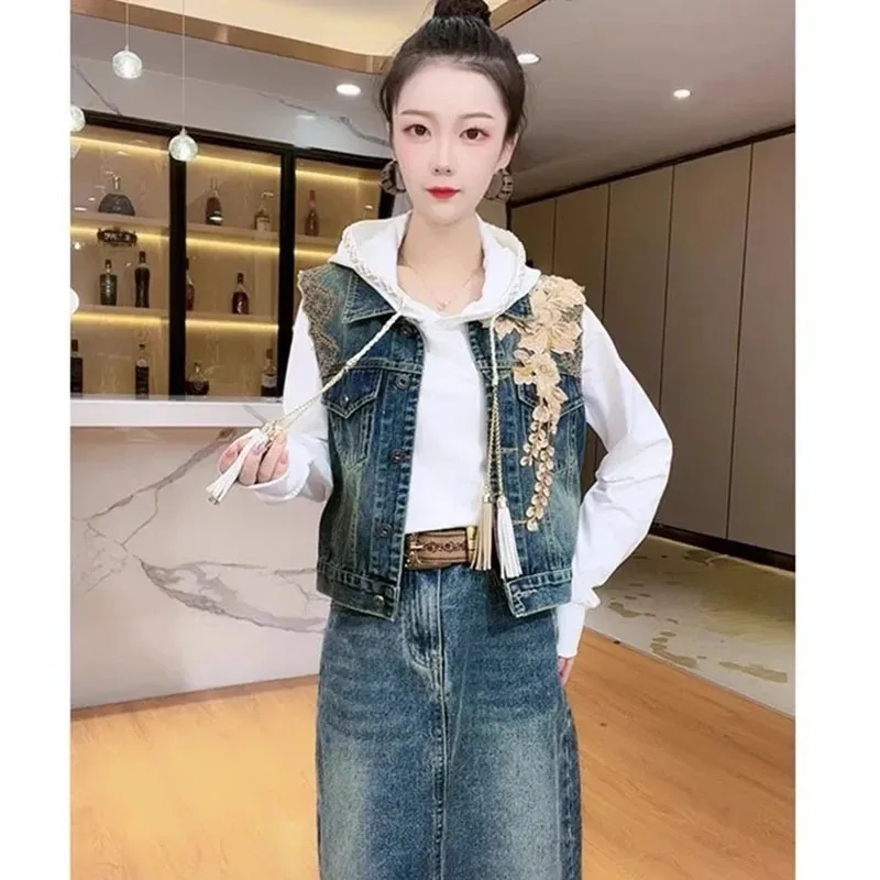 Embroidered Denim Vest Women's New Sleeveless Waistcoat Autumn Chic Short With Unique Vest Top Buttons And Simple Fashion Coat
Embroidered Denim Vest Women's New Sleeveless Waistcoat Autumn Chic Short With Unique Vest Top Buttons And Simple Fashion Coat