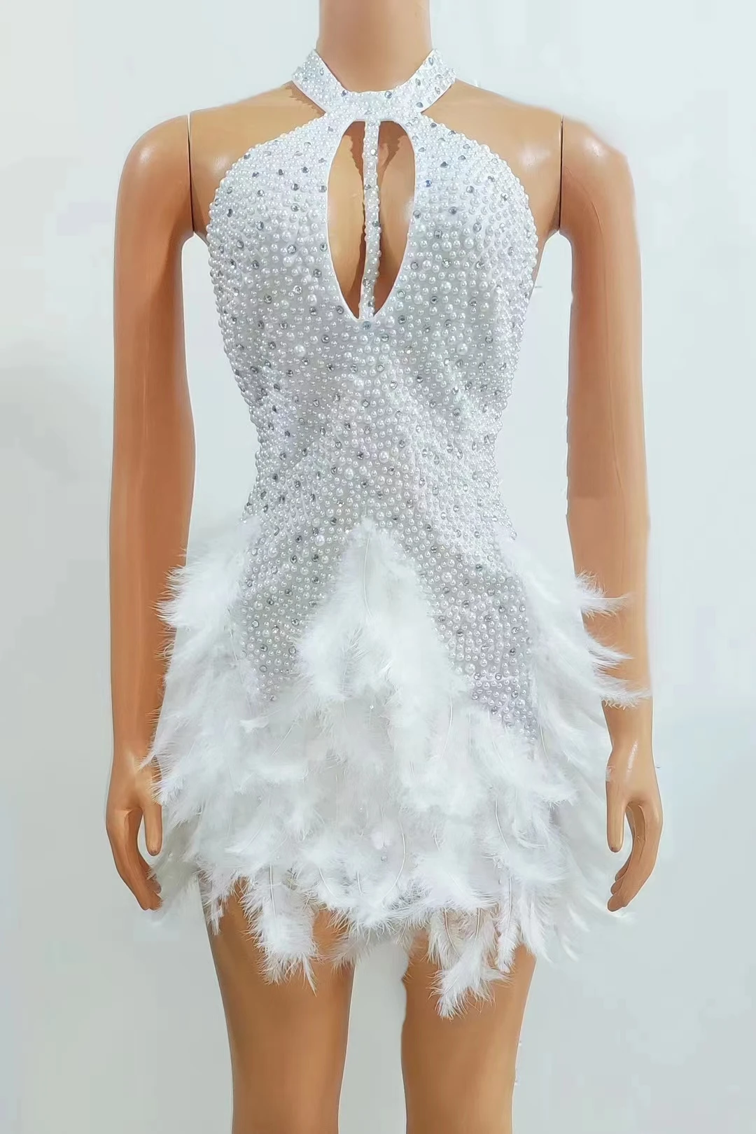 Sexy Rhinestones Pearls Halter Backless ShortWhite Feathers Dress Women Celebrate BirthdayDress Performance Dance Costume A489
Sexy Rhinestones Pearls Halter Backless ShortWhite Feathers Dress Women Celebrate BirthdayDress Performance Dance Costume A489