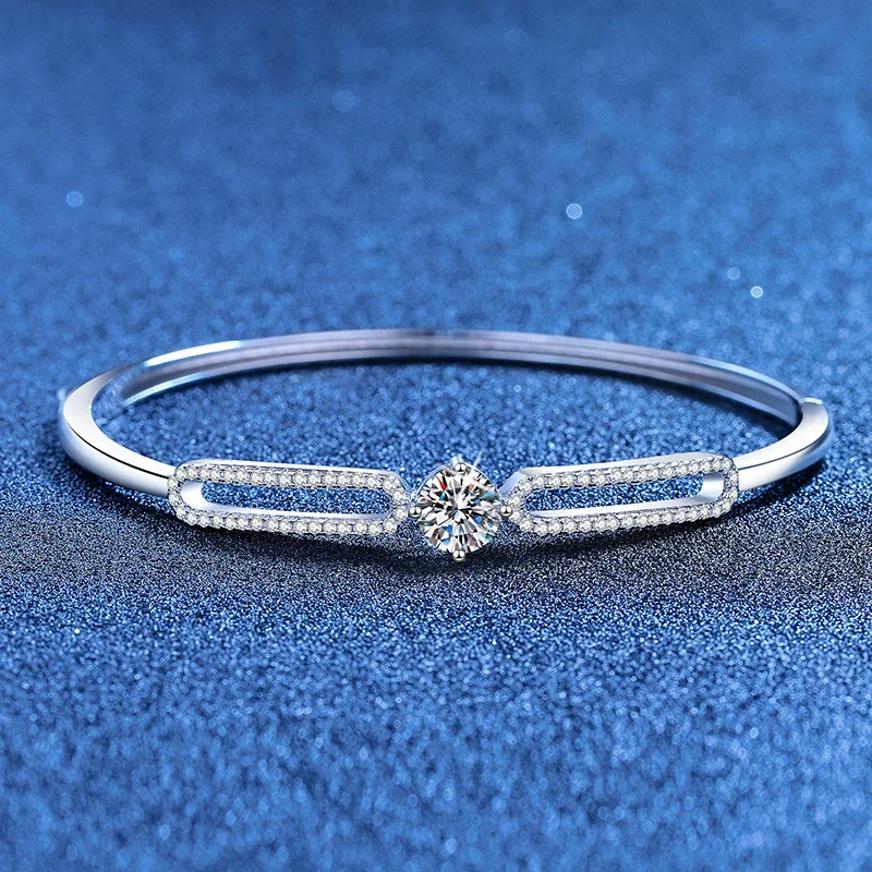 Браслет из стерлингового серебра 925 пробы с инкрустацией муассанитом 1 карат для женщин, легкие роскошные стильные украшения, уникальные, модные, универсальные
Браслет из стерлингового серебра 925 пробы с инкрустацией муассанитом 1 карат для женщин, легкие роскошные стильные украшения, уникальные, модные, универсальные