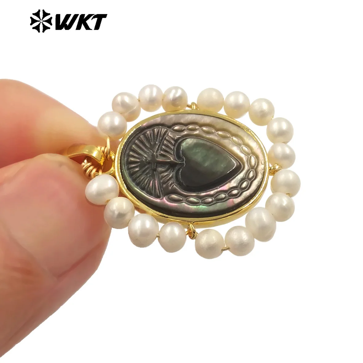 Кулон WT-JP254, ручная работа, из белого перламутра, с изображением Святого Сердца, обернутый проволокой, с жемчужным шармом в форме сердца Марии.
Кулон WT-JP254, ручная работа, из белого перламутра, с изображением Святого Сердца, обернутый проволокой, с жемчужным шармом в форме сердца Марии.