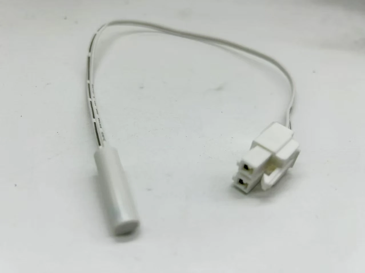 1Pcs 2K refrigerator temperature sensor probe for Haier/Midea/ Meiling/ TCL universal fridge freezer ice box parts
1Pcs 2K refrigerator temperature sensor probe for Haier/Midea/ Meiling/ TCL universal fridge freezer ice box parts