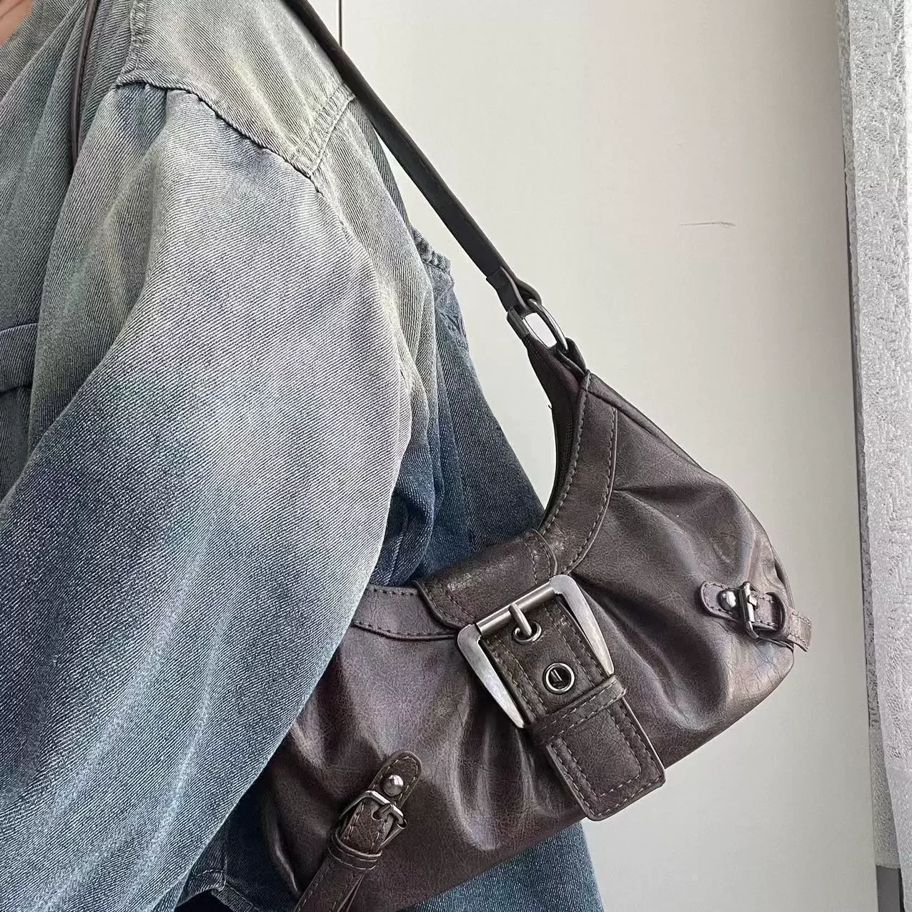 Shoulder Bags Y2K Retro Style Shoulder Bag, Maillard Pleated Rivet Armpit Bag, Fashionable Ladies Cool Leather Shoulder Bag
Shoulder Bags Y2K Retro Style Shoulder Bag, Maillard Pleated Rivet Armpit Bag, Fashionable Ladies Cool Leather Shoulder Bag
