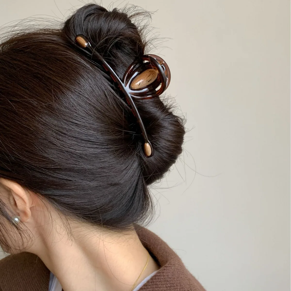 Caramel Brown Hair Claw Clip For Back Head Bun Retro Shark Clip Premium Elegant Women Hair Accessory
Caramel Brown Hair Claw Clip For Back Head Bun Retro Shark Clip Premium Elegant Women Hair Accessory