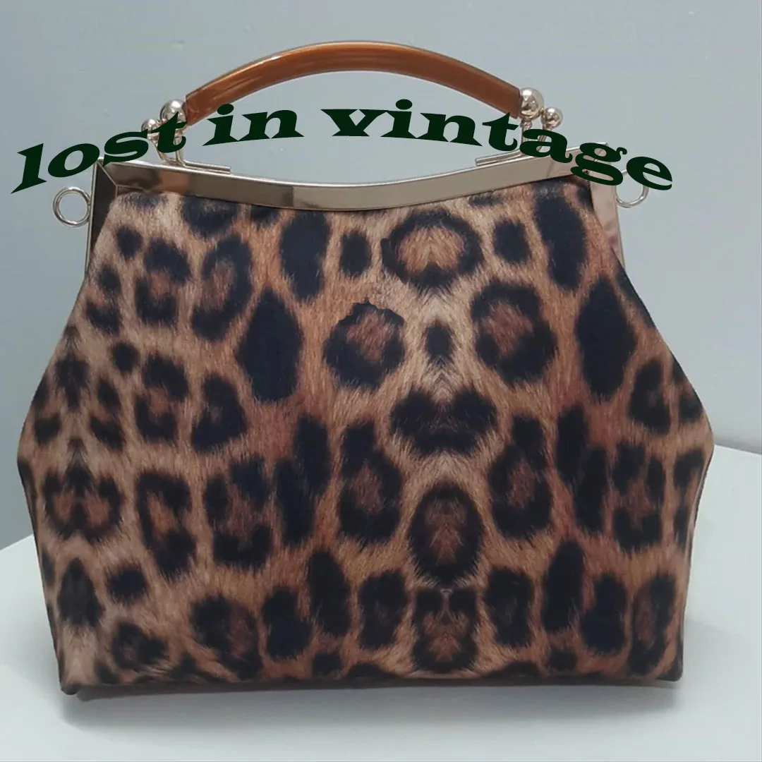 Lost in Vintage Leather Leopard Print Bag Kisslock Bag Purse Shoulder Cross Bags Metal Frame Clutch Detachable Chain 33x23x8cm
Lost in Vintage Leather Leopard Print Bag Kisslock Bag Purse Shoulder Cross Bags Metal Frame Clutch Detachable Chain 33x23x8cm