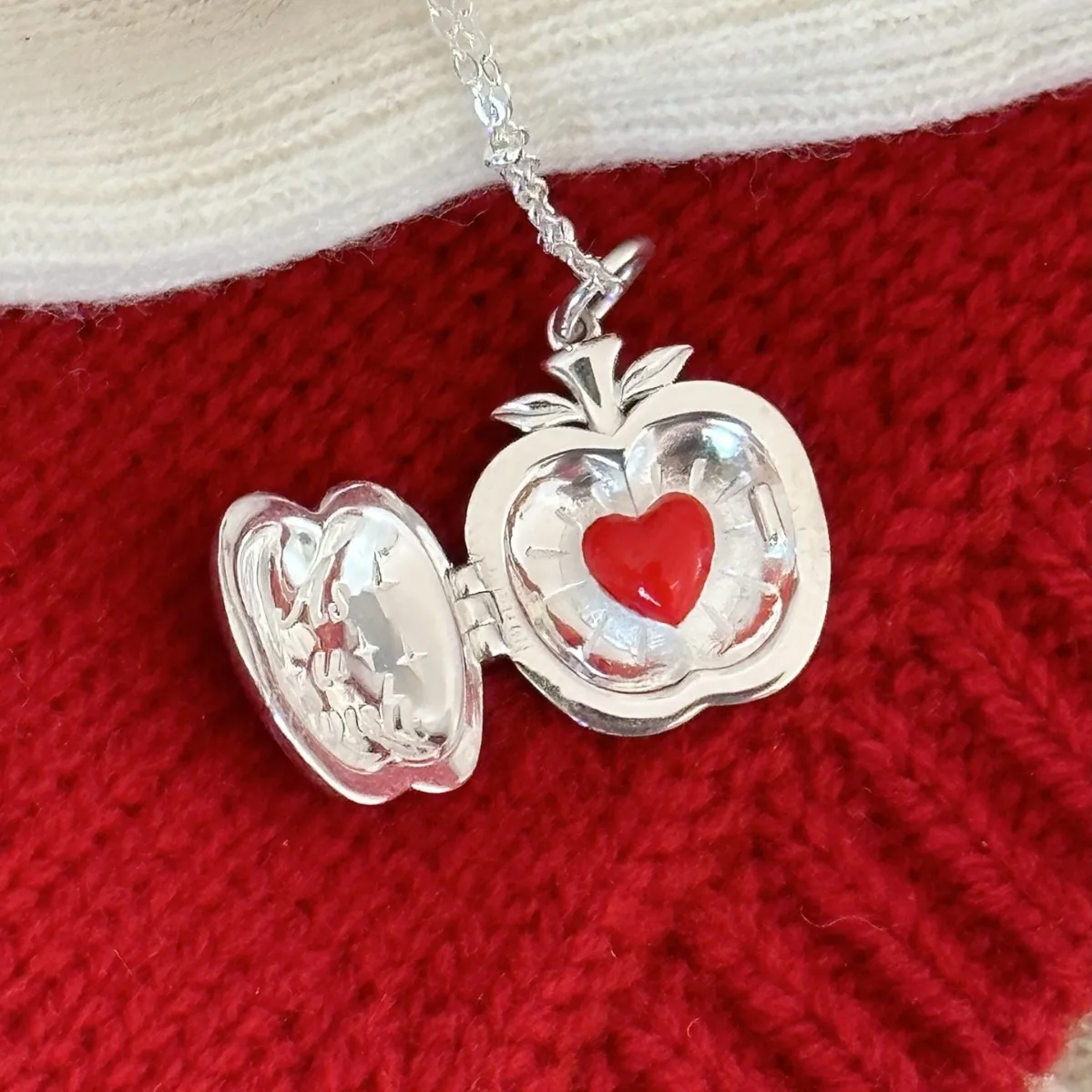 Love and Deepspace Caleb Pendant Necklace Apple Amulet Cosplay Charm Cute Heart Choker Anime Accessory Gifts collarbone chain
Love and Deepspace Caleb Pendant Necklace Apple Amulet Cosplay Charm Cute Heart Choker Anime Accessory Gifts collarbone chain