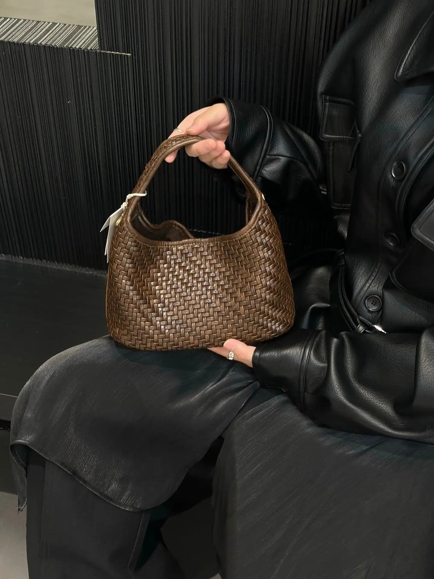 Тканая сумка-коробка Bento из мягкой кожи растительного дубления, универсальная ручная сумка в стиле ретро, сумка через плечо на одно плечо для...
Тканая сумка-коробка Bento из мягкой кожи растительного дубления, универсальная ручная сумка в стиле ретро, сумка через плечо на одно плечо для...