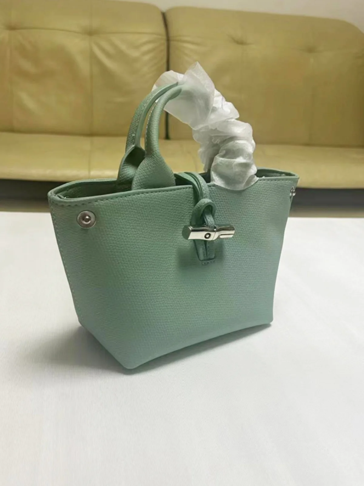Le Roseau XS Handbag Crossbody oulder Bag Faionable Women's Mobile Phone Coin Purse Bamboo Bule 2024 New Model
Le Roseau XS Handbag Crossbody oulder Bag Faionable Women's Mobile Phone Coin Purse Bamboo Bule 2024 New Model