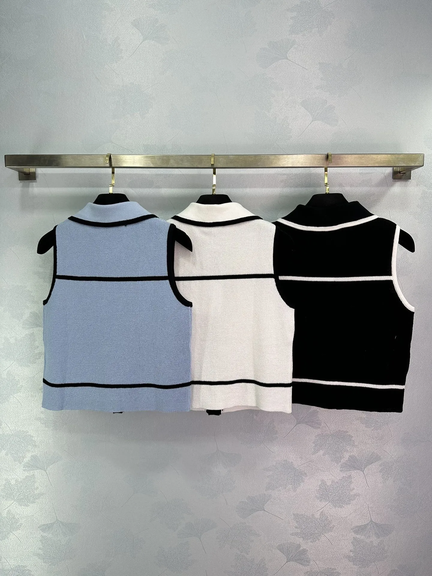 24 Luxury goods Knitted vest with lapel pockets Customized YB wool knitted material Comfortable texture Fine texture Lapel vest
24 Luxury goods Knitted vest with lapel pockets Customized YB wool knitted material Comfortable texture Fine texture Lapel vest