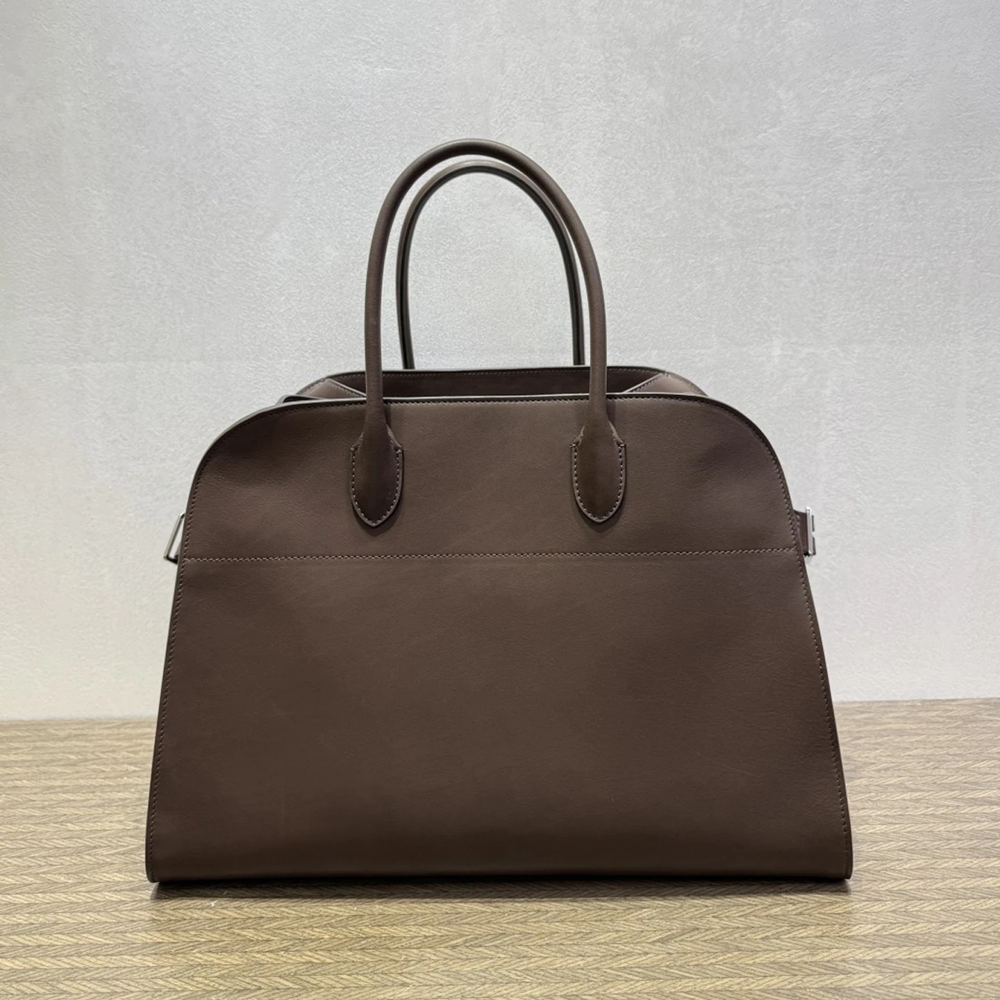 Женская сумка из натуральной кожи, с верхней ручкой, на тканевой подкладке, большой вместимости, доступны 3 размера.
Женская сумка из натуральной кожи, с верхней ручкой, на тканевой подкладке, большой вместимости, доступны 3 размера.