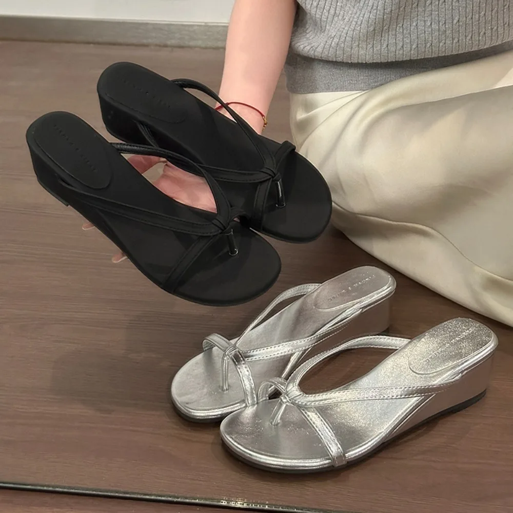 Новые летние женские шлепанцы на танкетке, модные однотонные удобные сандалии с застежкой на пальцах, женские уличные пляжные тапочки
Новые летние женские шлепанцы на танкетке, модные однотонные удобные сандалии с застежкой на пальцах, женские уличные пляжные тапочки