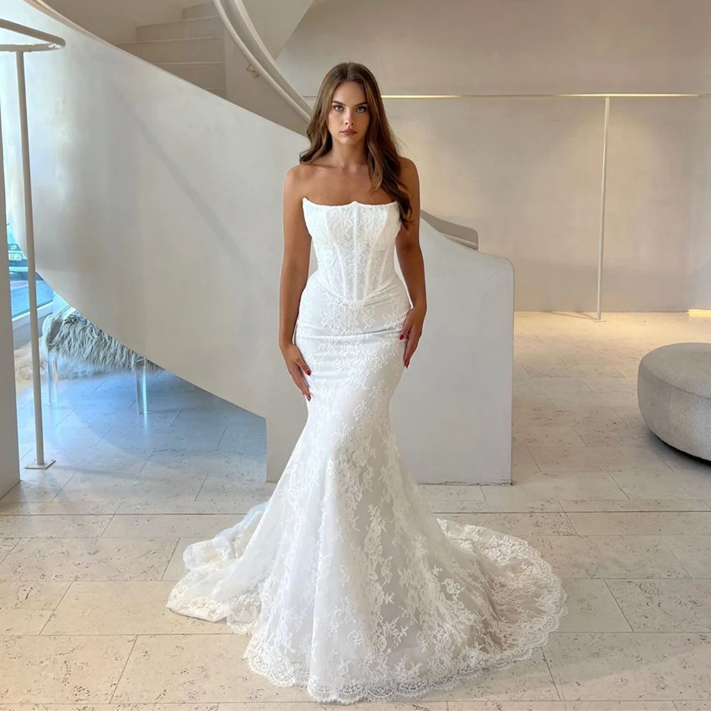 Customized Slim Fit Bridal Dress Floral Lace Strapless Wedding Dress Mermaid Silhouette with Long Train for Romantic Wedding
Customized Slim Fit Bridal Dress Floral Lace Strapless Wedding Dress Mermaid Silhouette with Long Train for Romantic Wedding