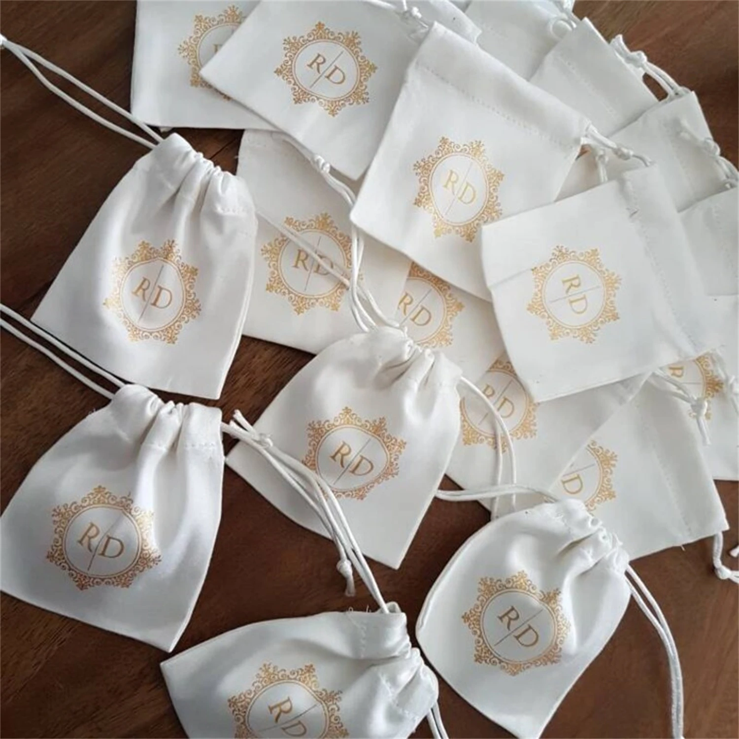 50pcs custom jewelry packaging pouch Cotton canvas bags personalized logo with ribbon bag chic small pouch jewellery packaging
50pcs custom jewelry packaging pouch Cotton canvas bags personalized logo with ribbon bag chic small pouch jewellery packaging