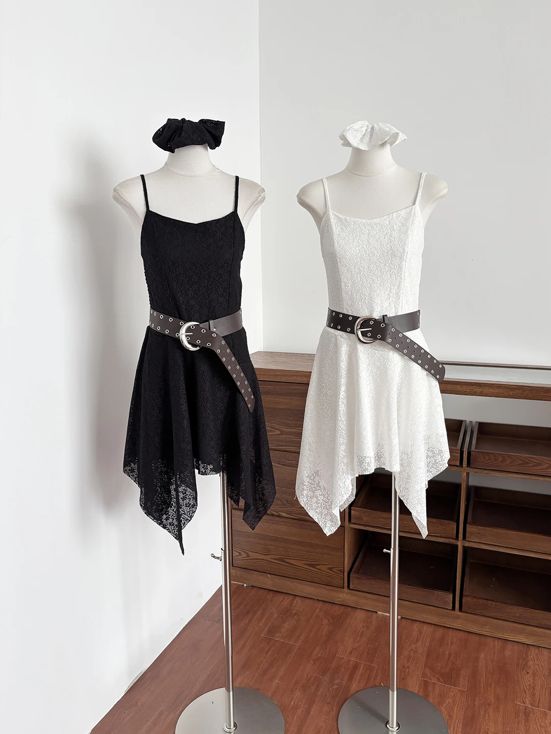 Summer Lace Halter Dress Women's A-Line Midi Skirt Waist-Cinching Flared Hemline Urban Commute Style Casual Chic Dress
Summer Lace Halter Dress Women's A-Line Midi Skirt Waist-Cinching Flared Hemline Urban Commute Style Casual Chic Dress