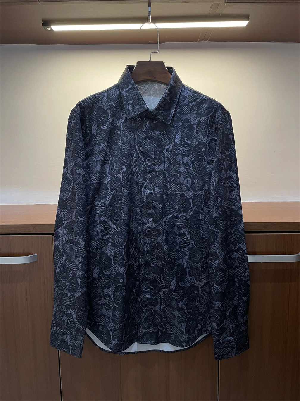 2022 Autumn Brand New Men High Quality 50%Silk Print Casual Long Sleeves Shirt Tops C557
2022 Autumn Brand New Men High Quality 50%Silk Print Casual Long Sleeves Shirt Tops C557