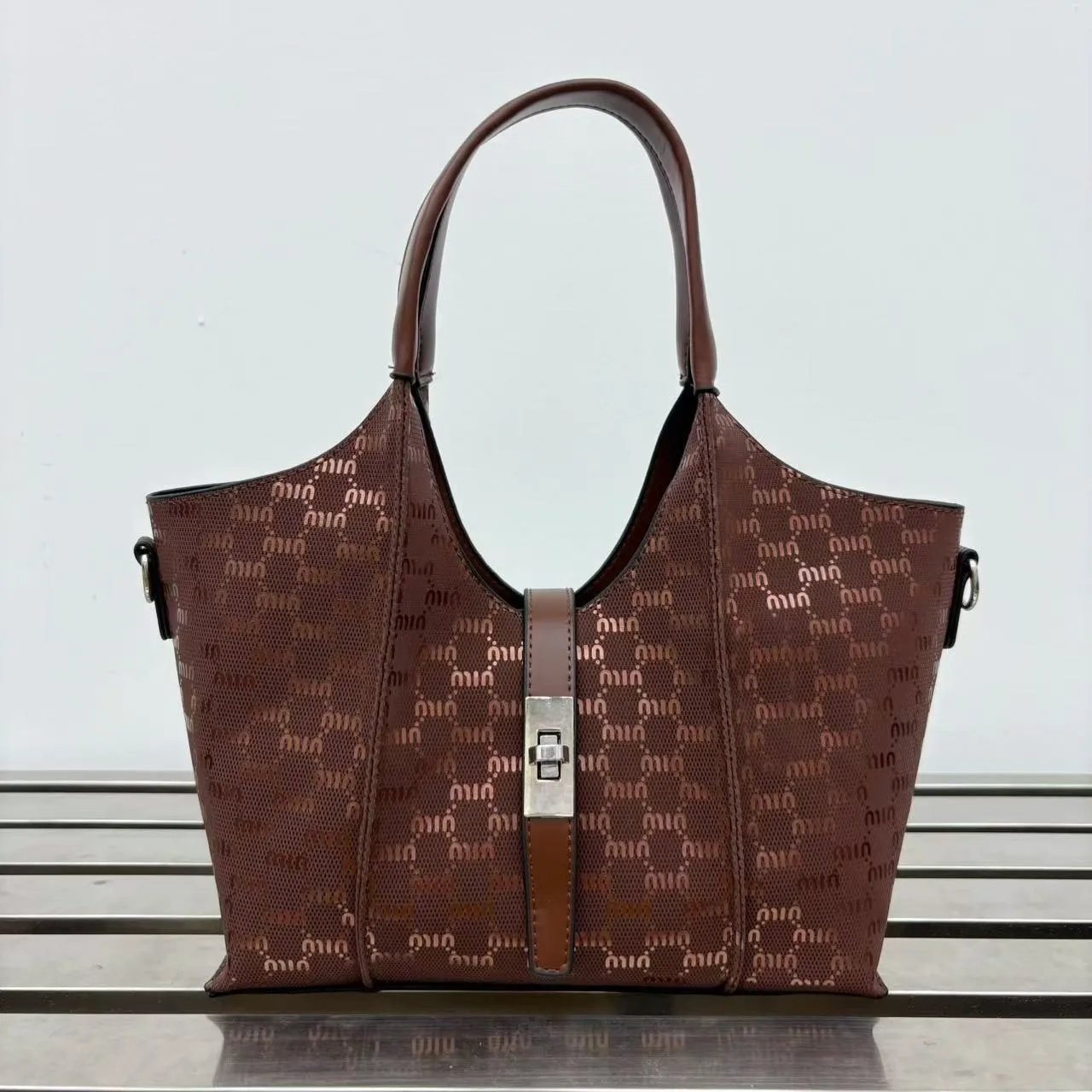 Luxury Brand Elegant Handbag For Women, Leather Crossbody Style, Famous Designer Perfect For Special Moments
Luxury Brand Elegant Handbag For Women, Leather Crossbody Style, Famous Designer Perfect For Special Moments