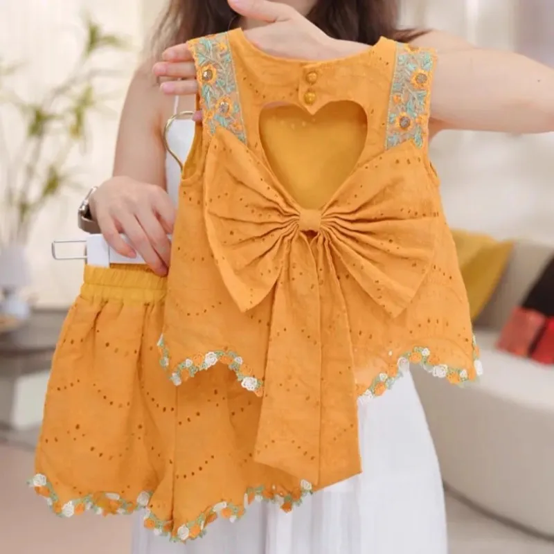 New Summer Girls' Outfit: Stylish Backless Sleeveless Top with Large Bow and Floral Pattern, Two-Piece Set with Shorts
New Summer Girls' Outfit: Stylish Backless Sleeveless Top with Large Bow and Floral Pattern, Two-Piece Set with Shorts
