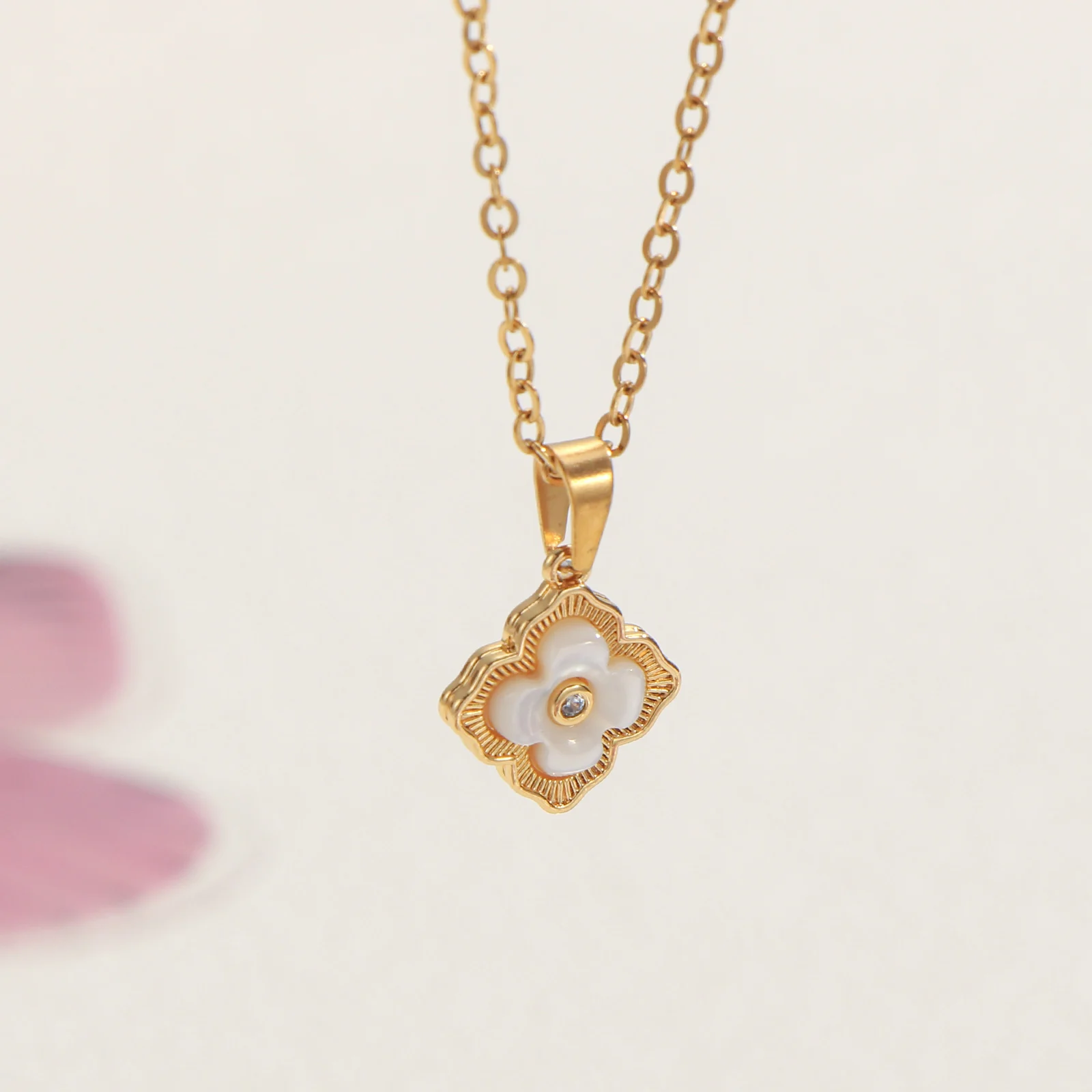 women fashion necklace 1pc golden chain white shell four leaf clover pendant light luxury versatile daily high grade accessory
women fashion necklace 1pc golden chain white shell four leaf clover pendant light luxury versatile daily high grade accessory