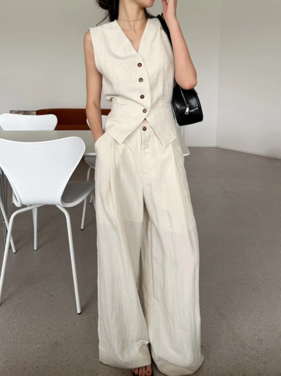 Stylish Retro Tank Top And High Waist Wide Leg Pants Two Piece Set for Women Short Sleeve V Neck Button Closure Fashionable S...
Stylish Retro Tank Top And High Waist Wide Leg Pants Two Piece Set for Women Short Sleeve V Neck Button Closure Fashionable S...