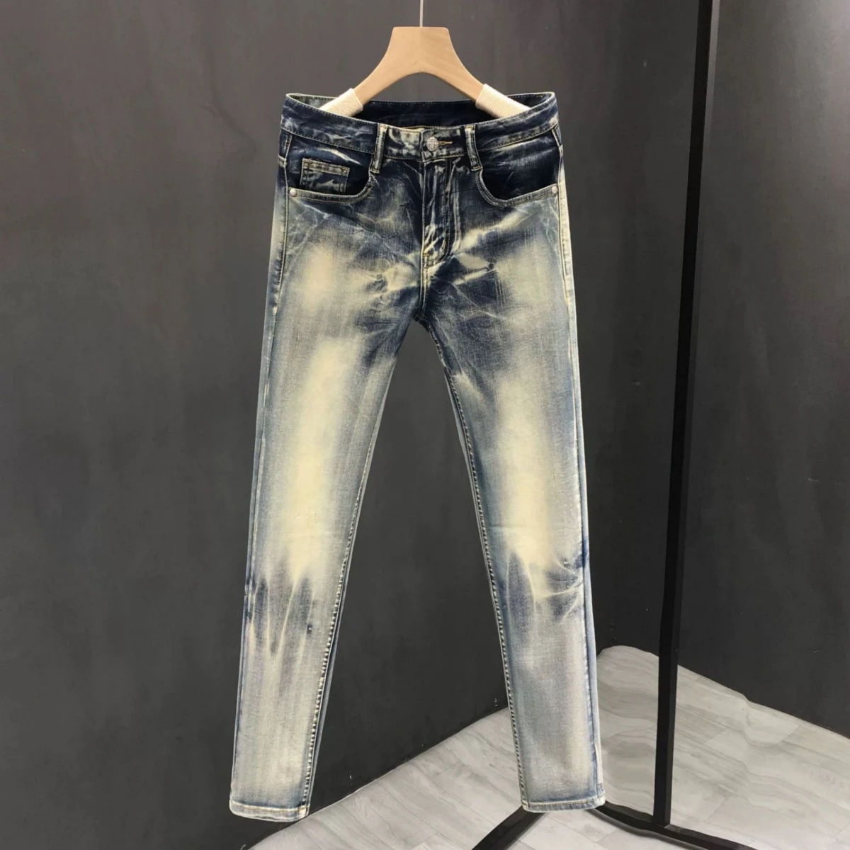 Светло-голубые мужские облегающие джинсы, корейские модные весенне-осенние новые модели джинсов с маленькой ножкой, повседневные молодежные джинсы
Светло-голубые мужские облегающие джинсы, корейские модные весенне-осенние новые модели джинсов с маленькой ножкой, повседневные молодежные джинсы