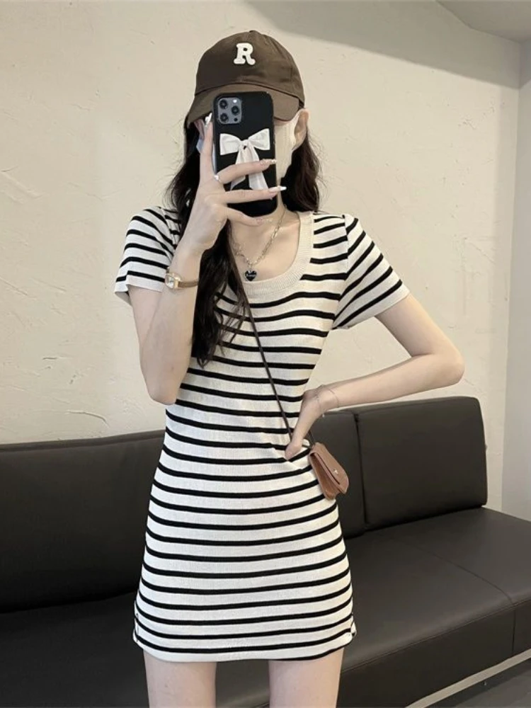 Summer New Style Slim Fit Stripe Design Short Sleeve Women's Dress Sexy Trendy Skirt Polyester Knitted Bodycon Dress
Summer New Style Slim Fit Stripe Design Short Sleeve Women's Dress Sexy Trendy Skirt Polyester Knitted Bodycon Dress