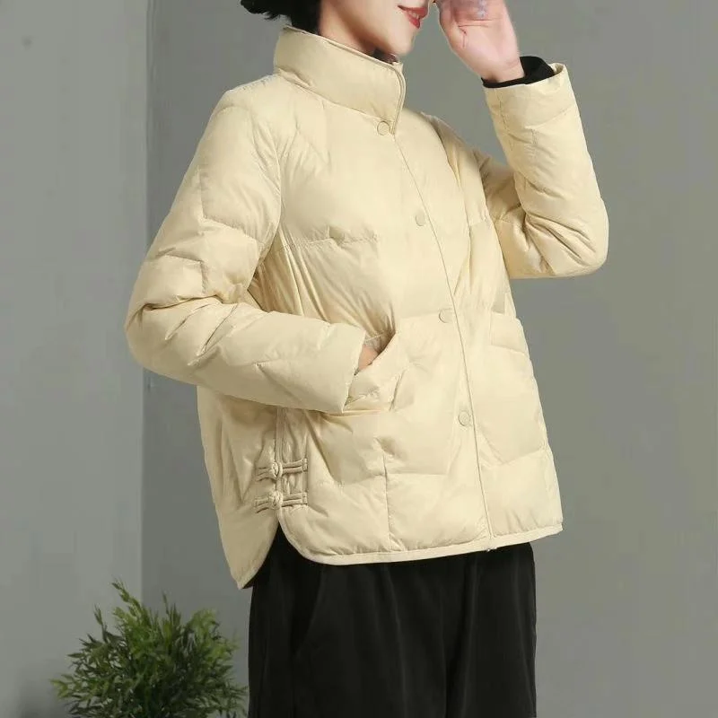 Женская зимняя модная куртка-пуховик Slim Fit: тонкий, свободный крой, белый пух, однотонный, с воротником-стойкой
Женская зимняя модная куртка-пуховик Slim Fit: тонкий, свободный крой, белый пух, однотонный, с воротником-стойкой