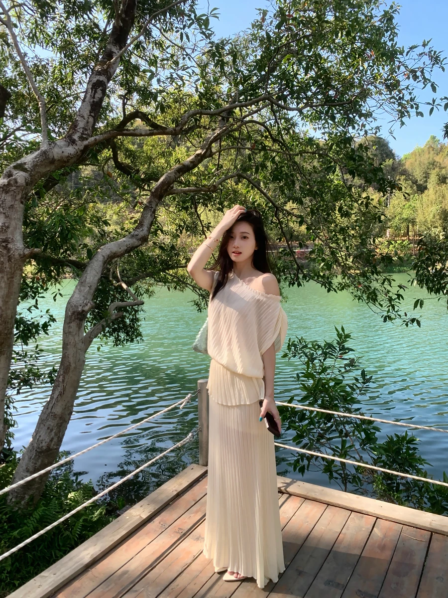 Pleated Knitted Vest Silk Half-length Skirt Elegant Set Women's Fashion Spring Collection Short Sleeve Striped Pattern
Pleated Knitted Vest Silk Half-length Skirt Elegant Set Women's Fashion Spring Collection Short Sleeve Striped Pattern