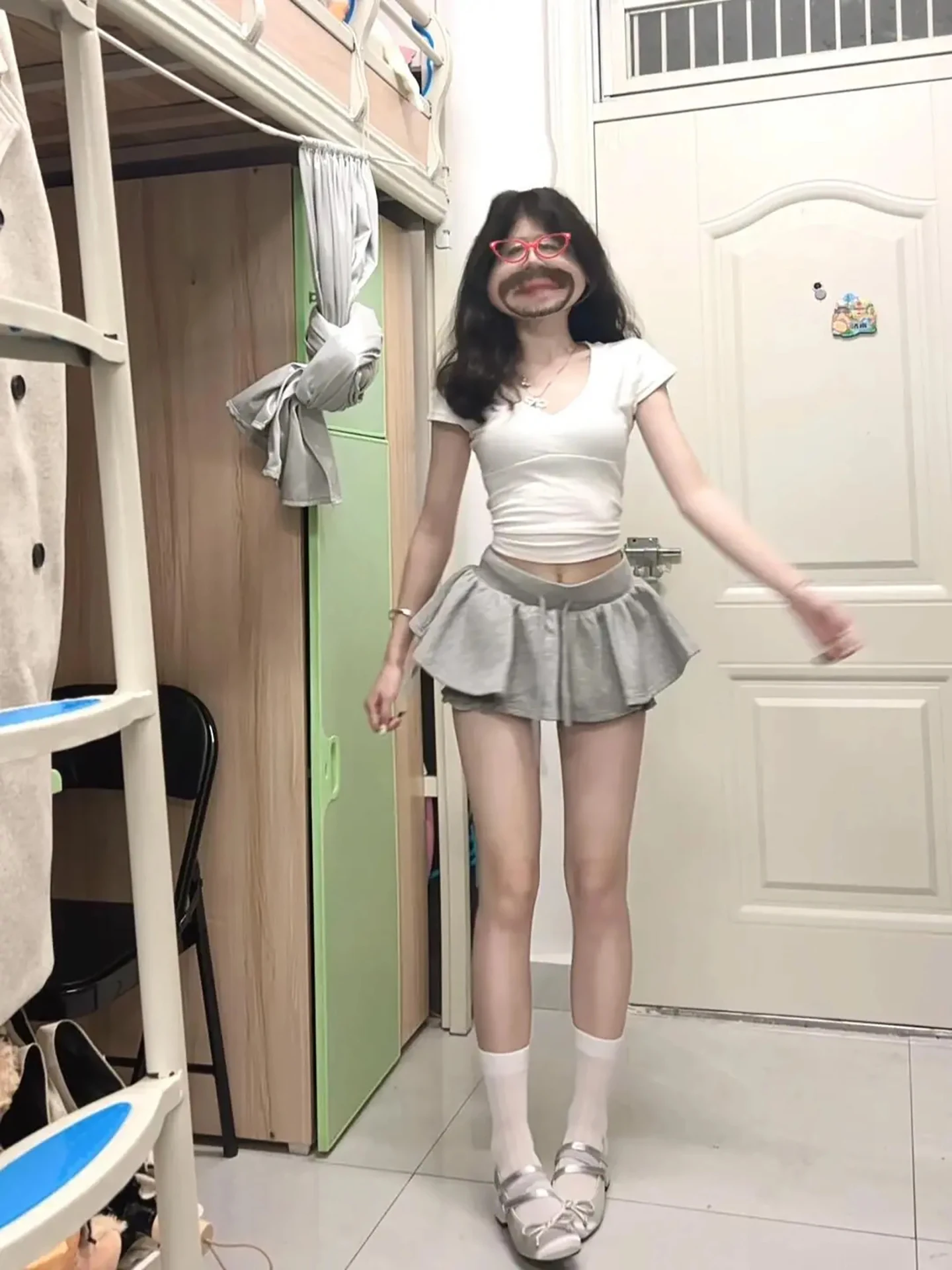 Весенний комплект для поездок на работу: женский модный комплект в стиле «сладкая и дерзкая девушка» — простой белый топ и короткая юбка с защитой от просвечивания, для студенток и офисных сотрудниц.
Весенний комплект для поездок на работу: женский модный комплект в стиле «сладкая и дерзкая девушка» — простой белый топ и короткая юбка с защитой от просвечивания, для студенток и офисных сотрудниц.