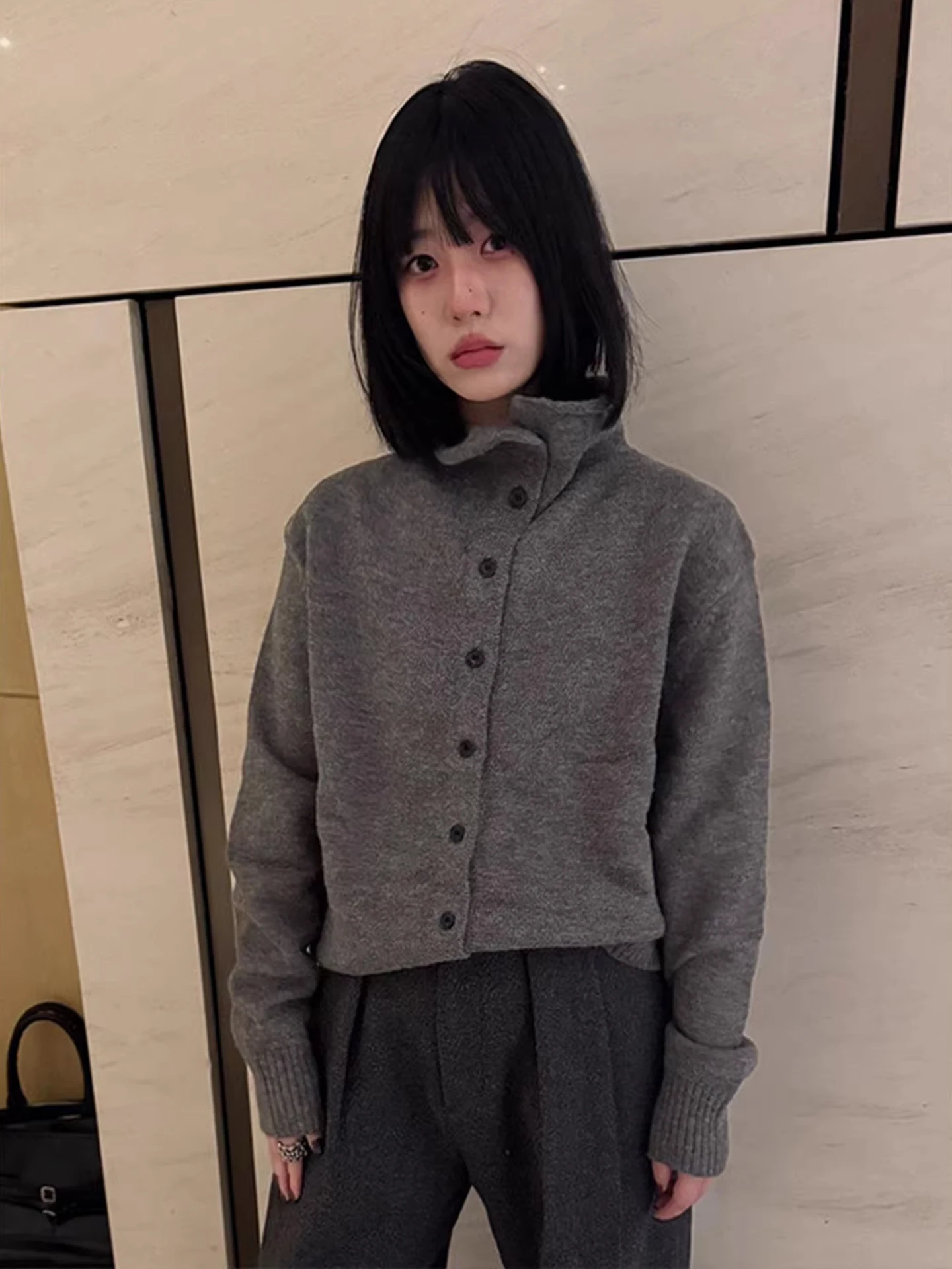 Открытый кардиган с высоким воротником, свитер для мужчин и женщин, осень-зима, простой, элитный, внутренняя часть, вязаный топ из полиэфирного волокна
Открытый кардиган с высоким воротником, свитер для мужчин и женщин, осень-зима, простой, элитный, внутренняя часть, вязаный топ из полиэфирного волокна