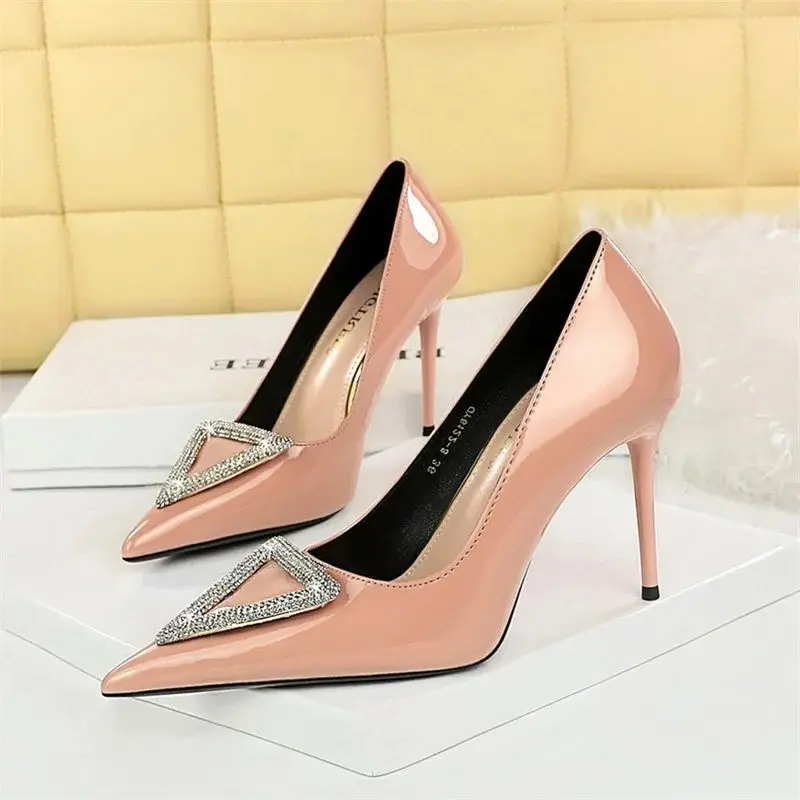 Triangle Metal Buckle Rhinestone Women Party Single Pumps Pointed Toe Shallow Mouth High Heel Patent Leather Stilettos
Triangle Metal Buckle Rhinestone Women Party Single Pumps Pointed Toe Shallow Mouth High Heel Patent Leather Stilettos