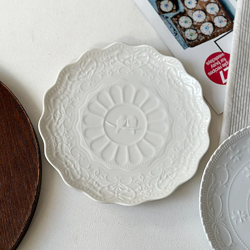 LMM rich retro style relief totem plate Western food ceramic relief plate
LMM rich retro style relief totem plate Western food ceramic relief plate