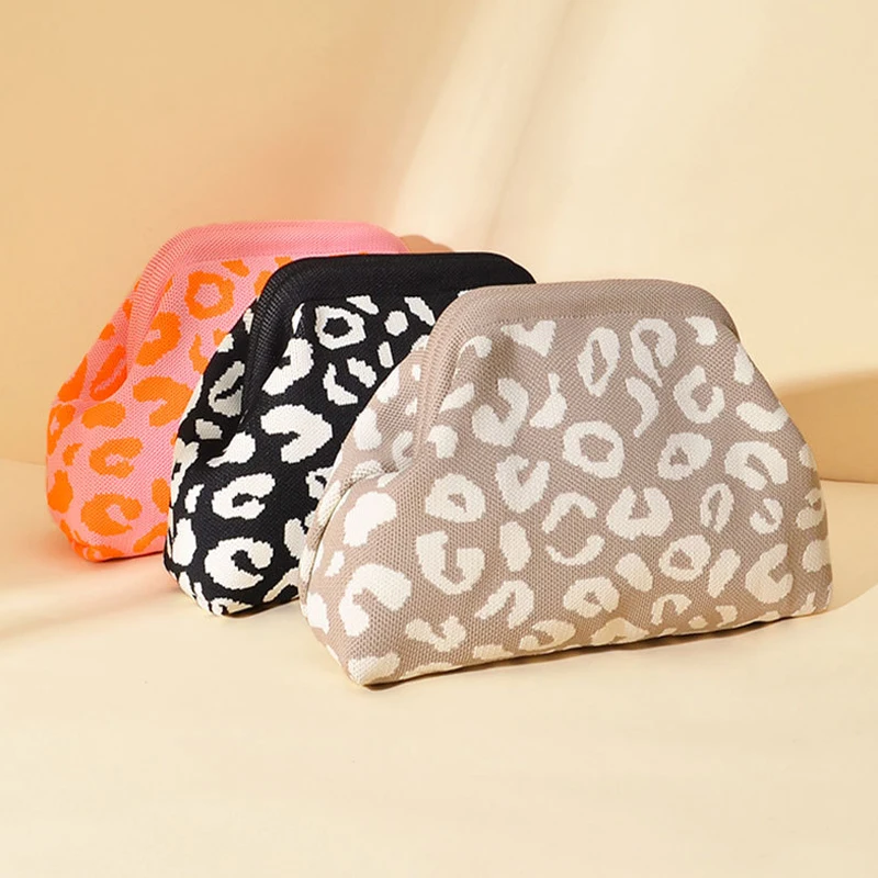 Leopard Print Knitted Clutch Bag Large Capacity Foldable Cloud Ruched Block Grid Clip Bag for Women Beach Crossbody Handbag 
Leopard Print Knitted Clutch Bag Large Capacity Foldable Cloud Ruched Block Grid Clip Bag for Women Beach Crossbody Handbag