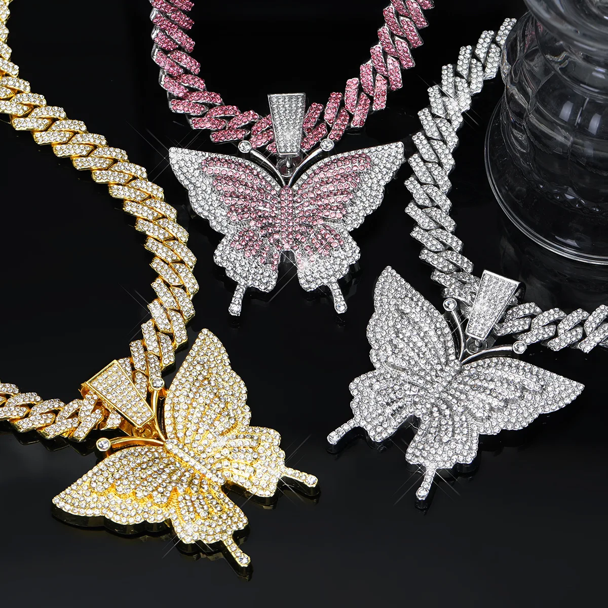 Men Women Hip Hop Iced Out Bling butterfly Pendant Necklace with 13mm Miami Cuban Chain HipHop Necklaces Fashion Charm Jewelry
Men Women Hip Hop Iced Out Bling butterfly Pendant Necklace with 13mm Miami Cuban Chain HipHop Necklaces Fashion Charm Jewelry