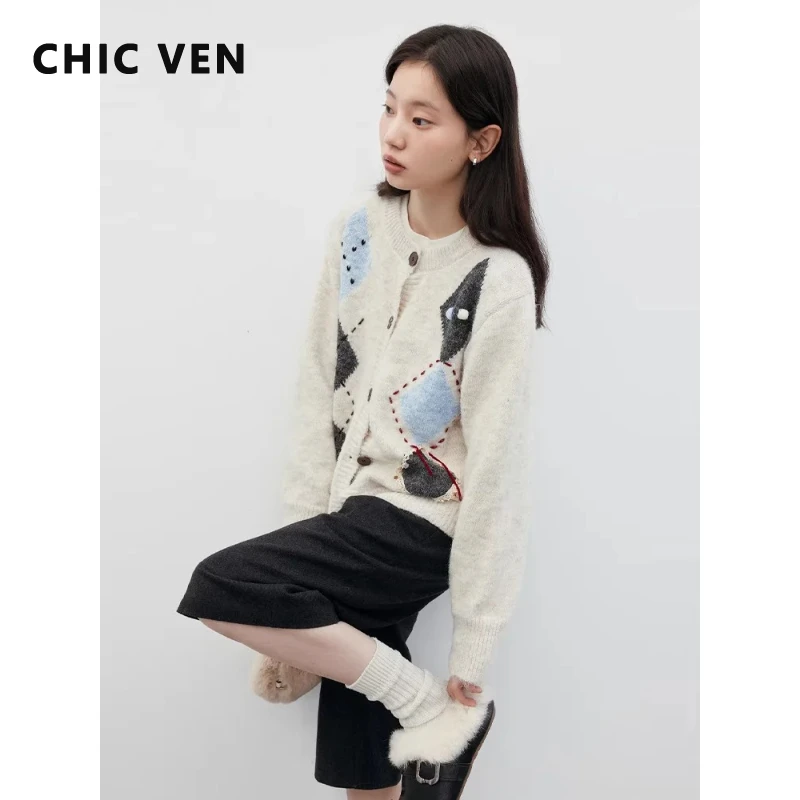 CHIC VEN корейский женский кардиган, новый свободный повседневный вязаный свитер с круглым вырезом и контрастной ромбовидной сеткой, женские джемперы, осень-зима 2026
CHIC VEN корейский женский кардиган, новый свободный повседневный вязаный свитер с круглым вырезом и контрастной ромбовидной сеткой, женские джемперы, осень-зима 2026