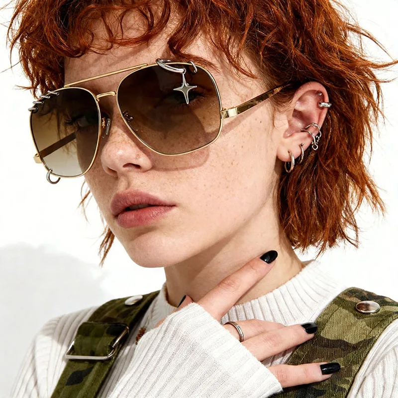 Vintage Metal Frame Pilot Glasses Luxury Star Pendant Rivet Design Gradient Lens Fashion Y2K Hip Hop Outdoor Travel Sunglasses
Vintage Metal Frame Pilot Glasses Luxury Star Pendant Rivet Design Gradient Lens Fashion Y2K Hip Hop Outdoor Travel Sunglasses