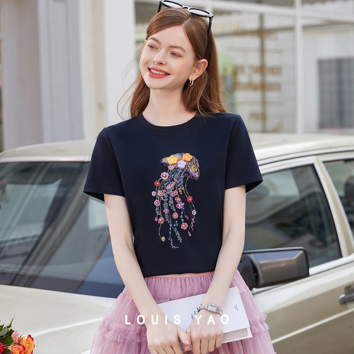 LOUIS YAO Print Women's Short Sleeve T-Shirt 2026 Summer Soft Skin-Friendly 3D Floral Decoration Regular Shoulder Pullover Tee
LOUIS YAO Print Women's Short Sleeve T-Shirt 2026 Summer Soft Skin-Friendly 3D Floral Decoration Regular Shoulder Pullover Tee