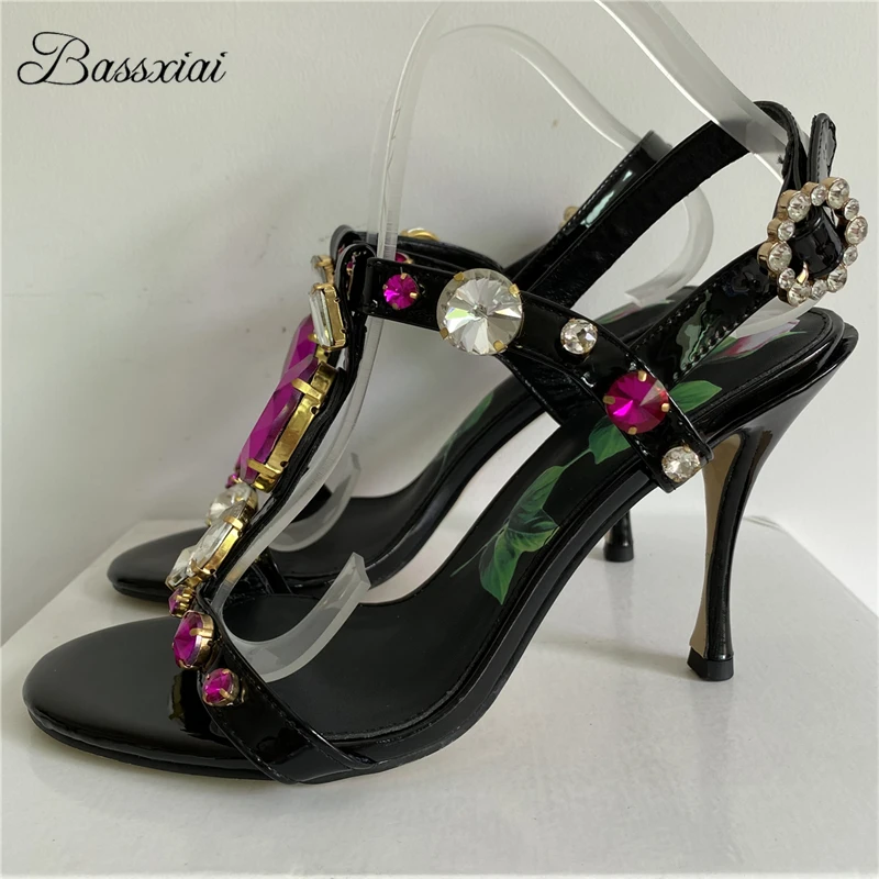 Роскошные сандалии с Т-образным ремешком и стразами, женские летние туфли из лакированной кожи на высоком каблуке с цветочным принтом для девочек 
Роскошные сандалии с Т-образным ремешком и стразами, женские летние туфли из лакированной кожи на высоком каблуке с цветочным принтом для девочек