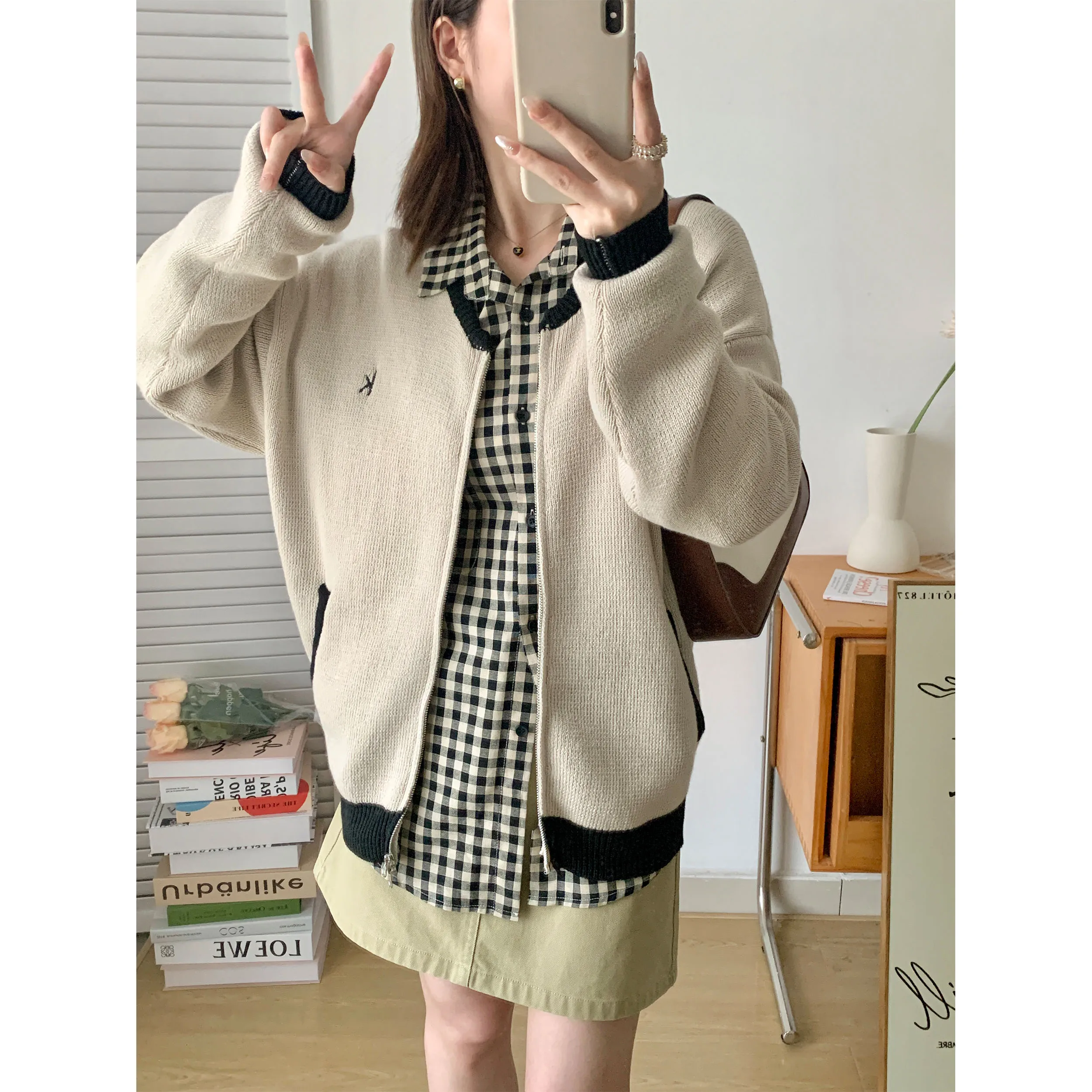 Американский вязаный кардиган-блуза свободного кроя для женщин, повседневный, осенний, в стиле колледж, длинный свитер
Американский вязаный кардиган-блуза свободного кроя для женщин, повседневный, осенний, в стиле колледж, длинный свитер