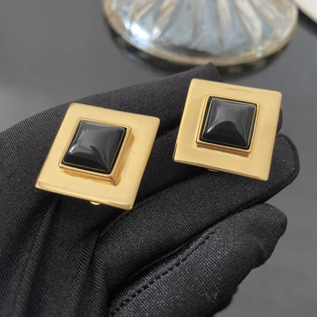 Европейский модельер, черные квадратные роскошные серьги-клипсы для ушей, женские винтажные ювелирные тенденции
Европейский модельер, черные квадратные роскошные серьги-клипсы для ушей, женские винтажные ювелирные тенденции