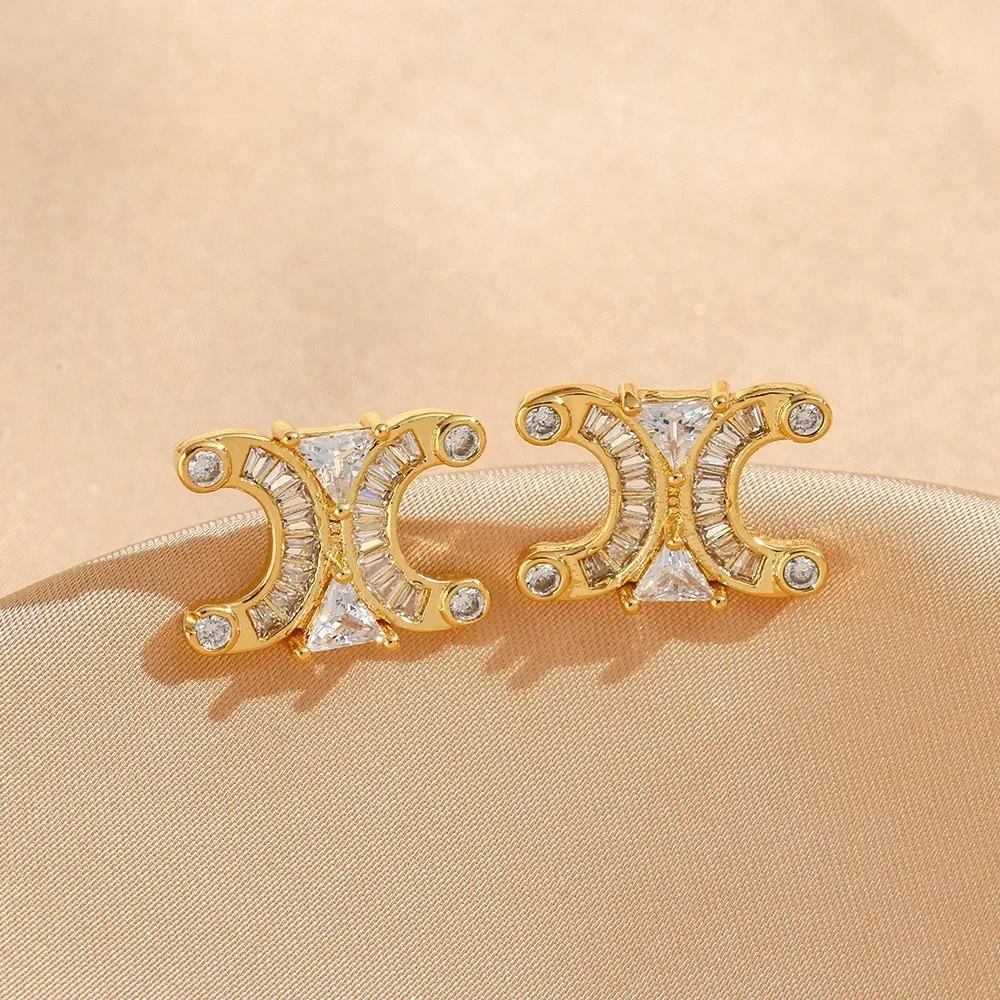 French Retro, Fashionable and Elegant Letter C Design Girl Earrings and Necklace Combination Earrings Are Women's Accessories
French Retro, Fashionable and Elegant Letter C Design Girl Earrings and Necklace Combination Earrings Are Women's Accessories