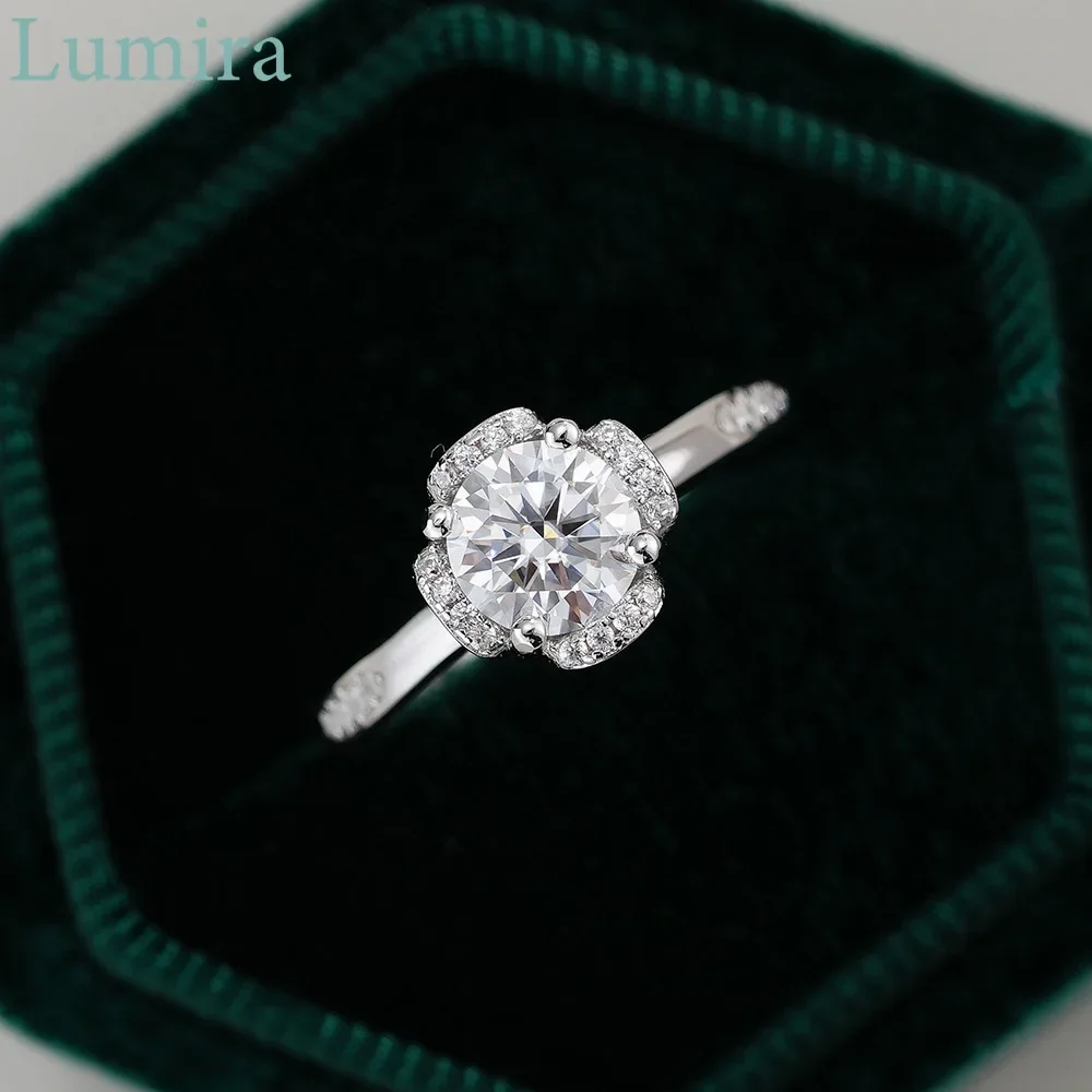 Lumira Classic Four-Prong Openwork Platinum PT950 Ring Luxury Plum Blossom1 carat Moissanite Women's Engagement Ring Gifts
Lumira Classic Four-Prong Openwork Platinum PT950 Ring Luxury Plum Blossom1 carat Moissanite Women's Engagement Ring Gifts