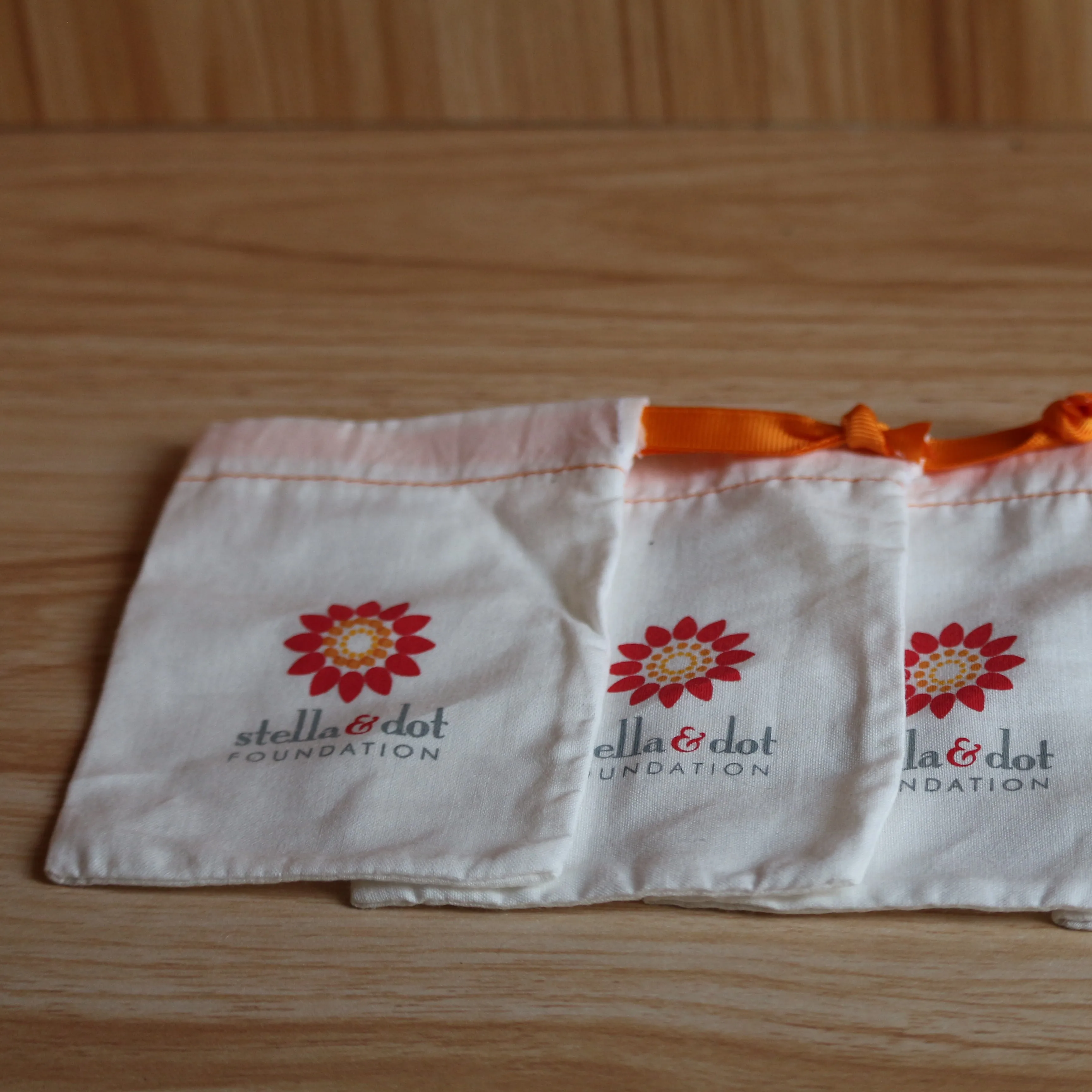 200pcs Free Shipping Cotton Jewelry Pouch Gift 9*12cm Small Drawstring Bag With Custom Logo Gift Packaging
200pcs Free Shipping Cotton Jewelry Pouch Gift 9*12cm Small Drawstring Bag With Custom Logo Gift Packaging