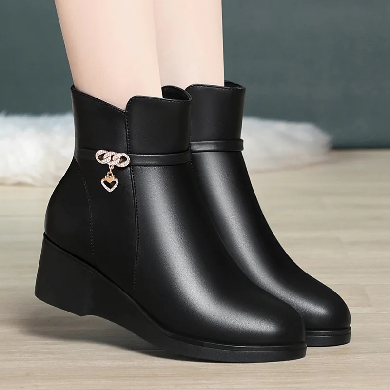 5cm All Match Retro Soft Leather Boots Flat Platform Shoes Winter 2025 Women's Casual Warm Short Fur Ankle Snow Boots for Mom
5cm All Match Retro Soft Leather Boots Flat Platform Shoes Winter 2025 Women's Casual Warm Short Fur Ankle Snow Boots for Mom