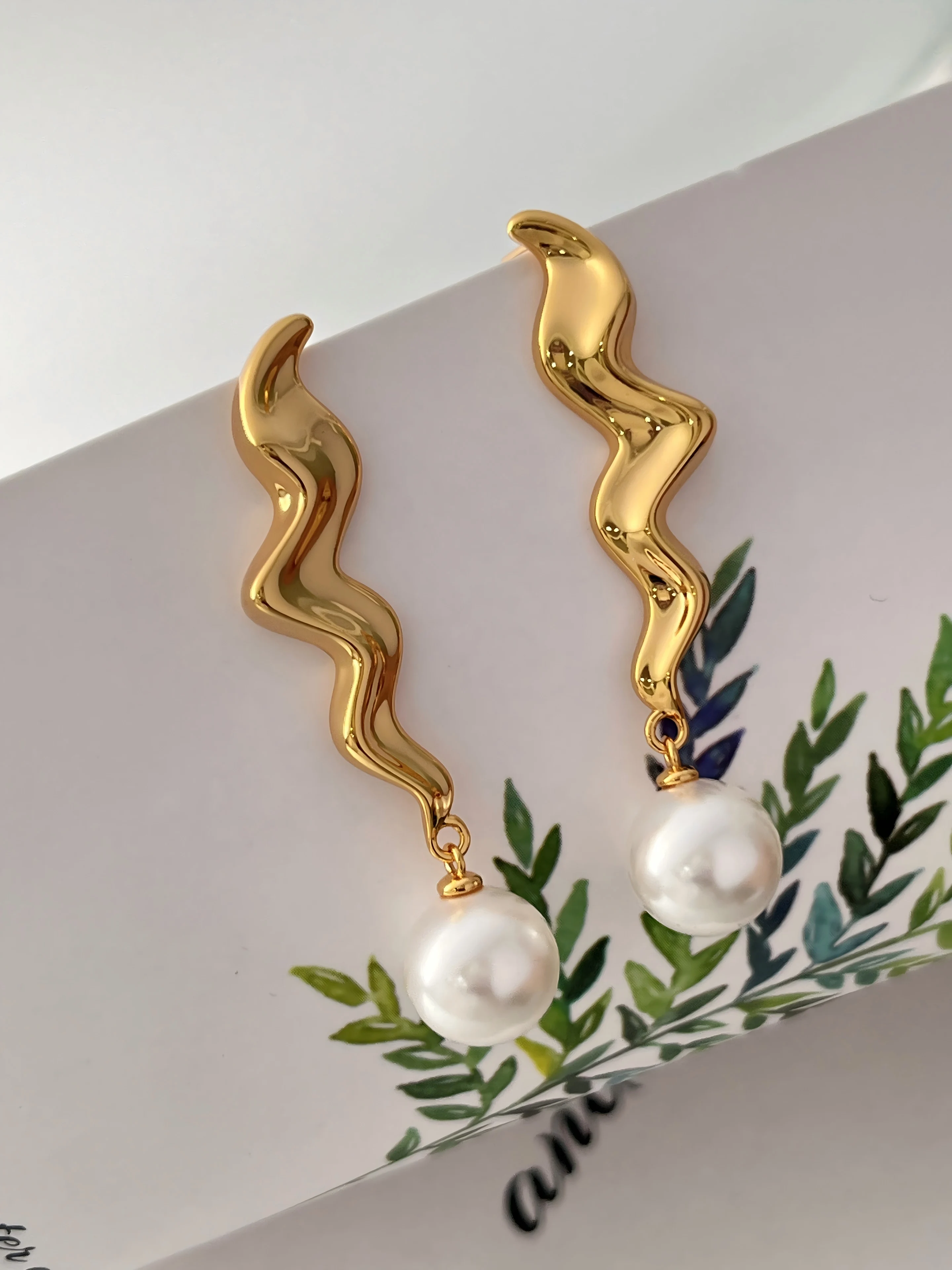 Cross-border Wavy Minimalist Earrings with Imitation Pearls Fashionable and Sophisticated Commuter Jewelry Factory Direct Wholes 
Cross-border Wavy Minimalist Earrings with Imitation Pearls Fashionable and Sophisticated Commuter Jewelry Factory Direct Wholes