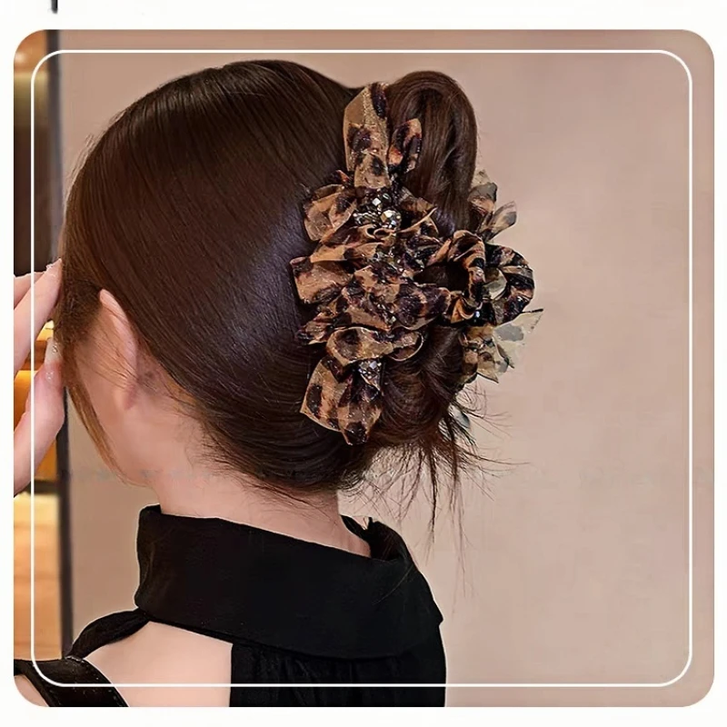 Brown Leopard Print Hair Claw with Crystal Beads Rhinestone Shark Clip Feather Decor Shark Claw Elegant Hair Accessories
Brown Leopard Print Hair Claw with Crystal Beads Rhinestone Shark Clip Feather Decor Shark Claw Elegant Hair Accessories