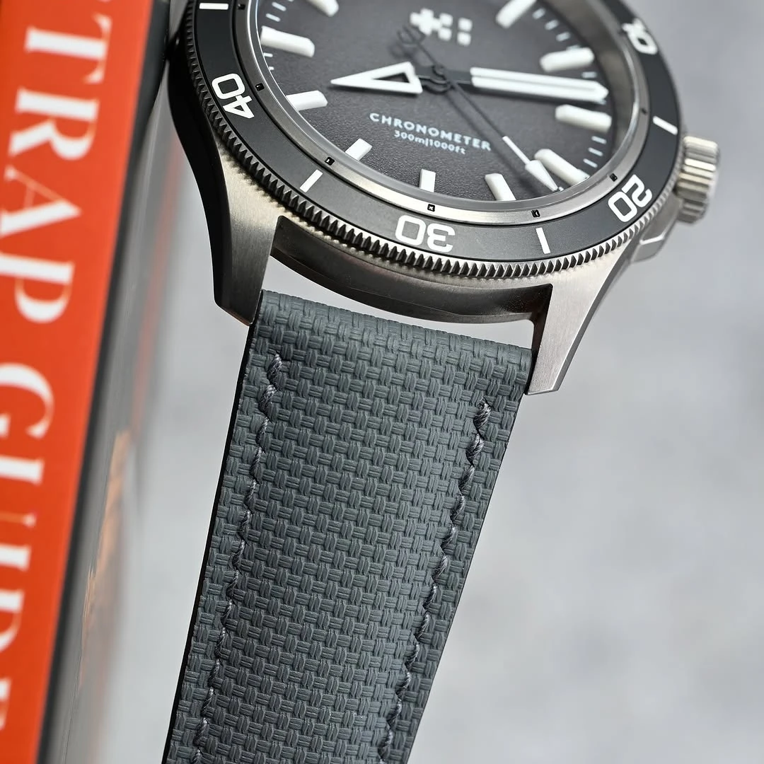 20 21 22mm Sailcloth FKM Rubber Genuine Leather Watch Strap Fit For Rolex Tudor Flat End Universal Watch Band
20 21 22mm Sailcloth FKM Rubber Genuine Leather Watch Strap Fit For Rolex Tudor Flat End Universal Watch Band