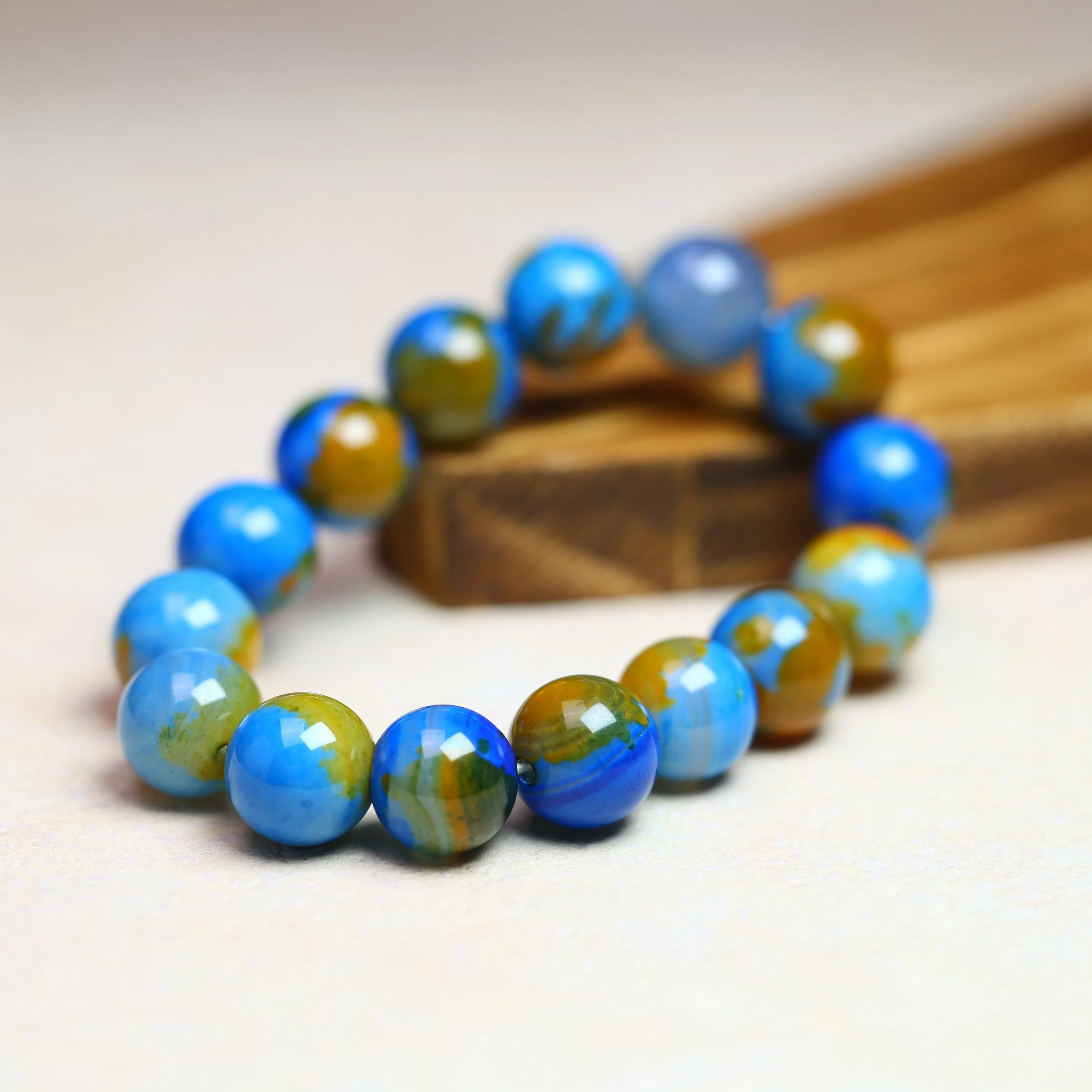 Изысканный женский браслет из синих круглых бусин с агатом и звездой символизирует здоровье и долголетие. Это идеальный подарок для семьи.
Изысканный женский браслет из синих круглых бусин с агатом и звездой символизирует здоровье и долголетие. Это идеальный подарок для семьи.