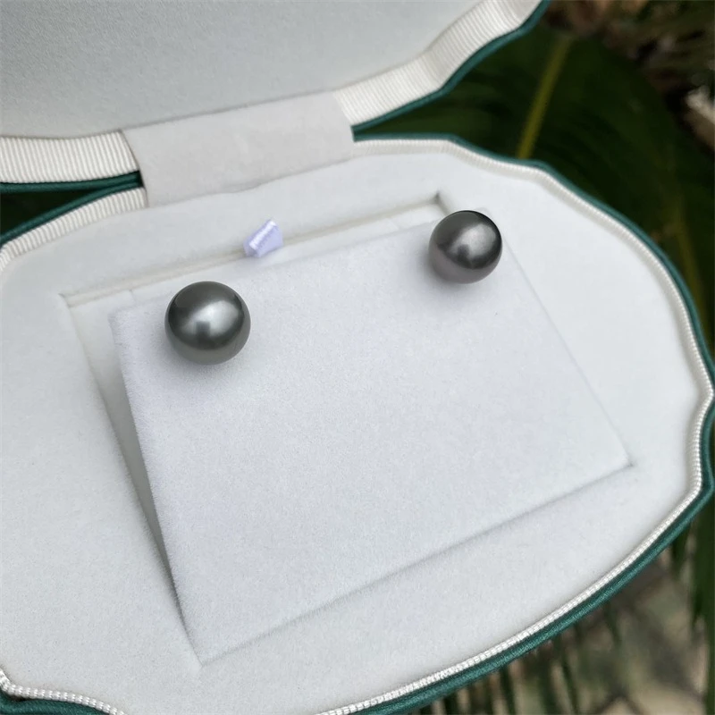 Пара серег с черным жемчугом, натуральный жемчуг 9-10 мм, темный лунный свет в руках
Пара серег с черным жемчугом, натуральный жемчуг 9-10 мм, темный лунный свет в руках