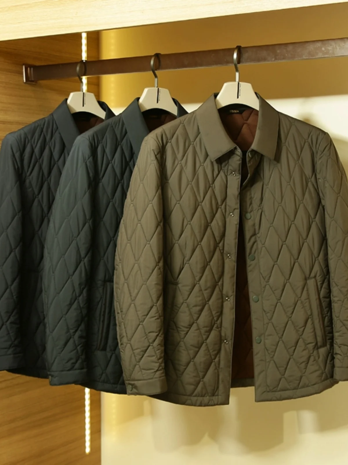 Легкая стеганая хлопковая куртка для мужчин, свободный крой, отложной воротник, осенне-зимняя верхняя одежда, модный городской стиль, длинный рукав
Легкая стеганая хлопковая куртка для мужчин, свободный крой, отложной воротник, осенне-зимняя верхняя одежда, модный городской стиль, длинный рукав