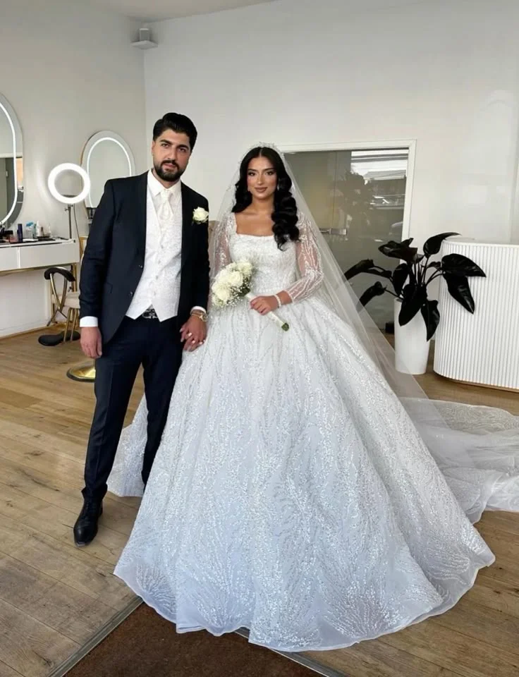 Luxurious Lace Bead Decoration Women's Wedding Dress Sexy Square Neck Transparent Long Sleeved Church Bride Dress Customized
Luxurious Lace Bead Decoration Women's Wedding Dress Sexy Square Neck Transparent Long Sleeved Church Bride Dress Customized